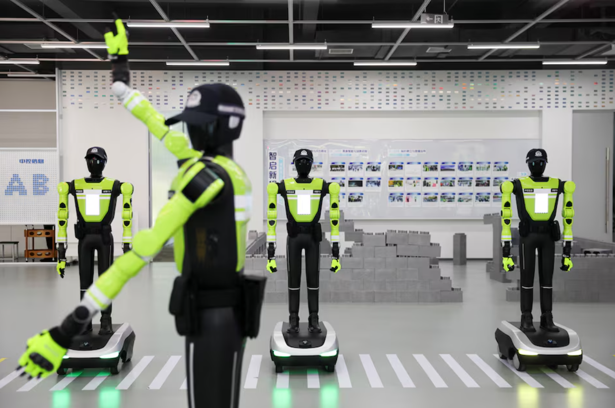 Dãy robot cảnh sát giao thông được kiểm thử tính năng trong phòng nghiên cứu