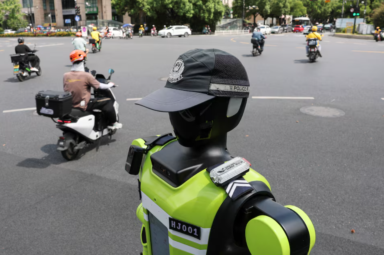 Robot quan sát dòng phương tiện đang lưu thông qua nút giao
