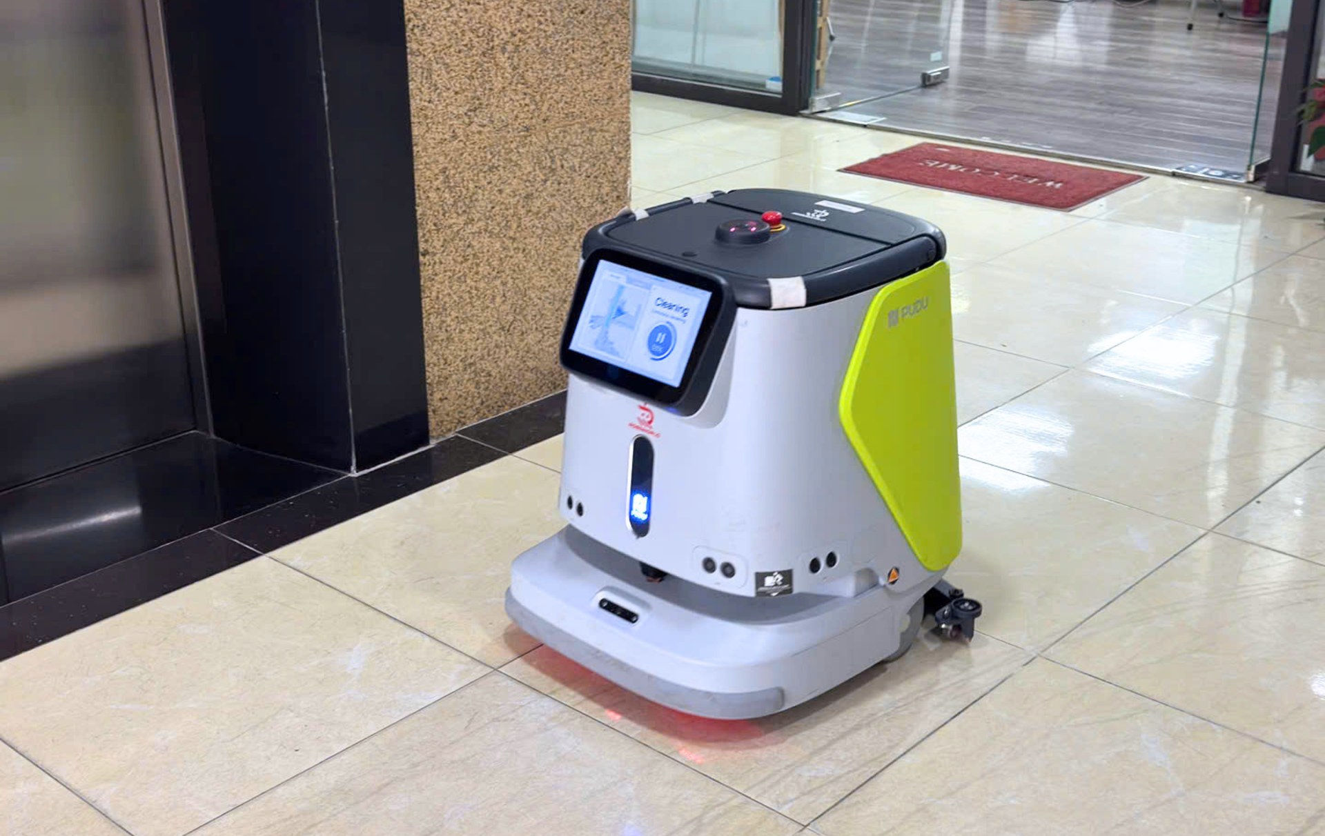 Robot CC1 chà sàn khu vực trước thang máy