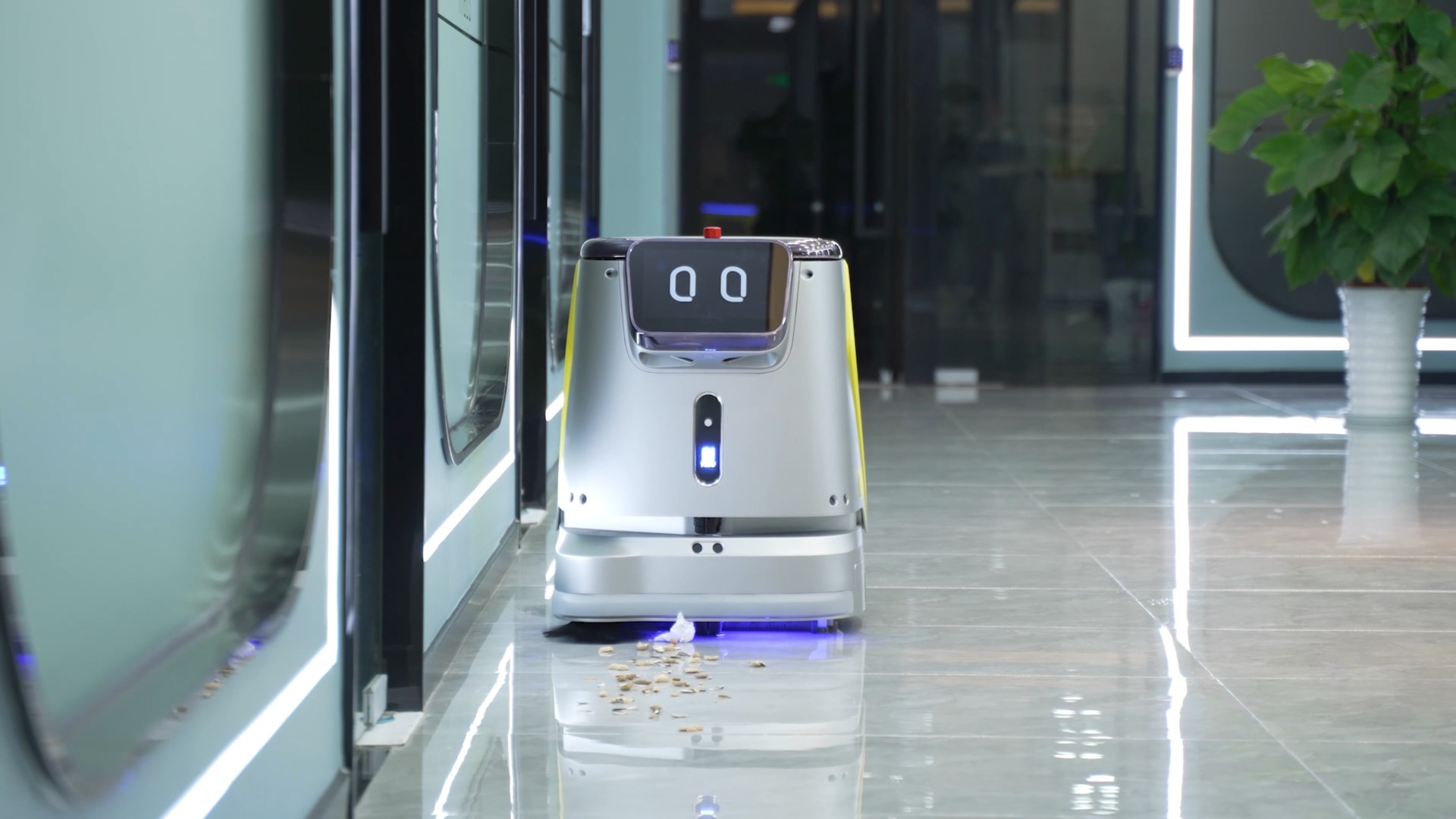 Robot CC1 làm sạch phần sàn sát vách kính