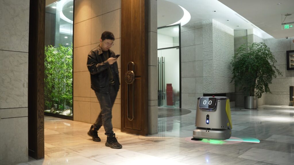 Robot CC1 làm việc tại sảnh tòa nhà đông người qua lại