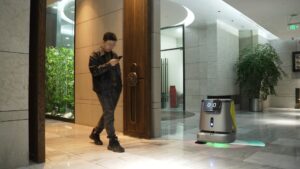 Robot CC1 làm việc tại sảnh tòa nhà đông người qua lại