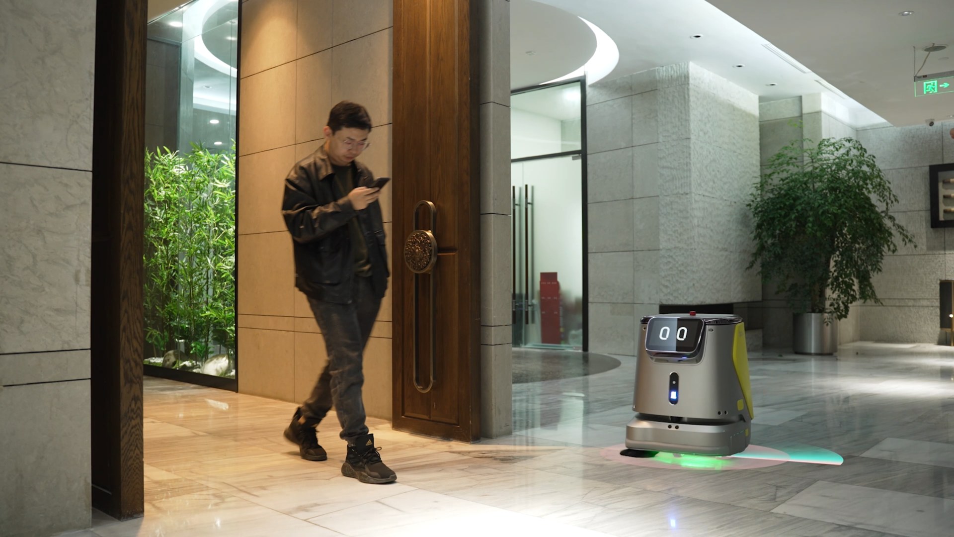 Robot CC1 làm việc tại sảnh tòa nhà đông người qua lại