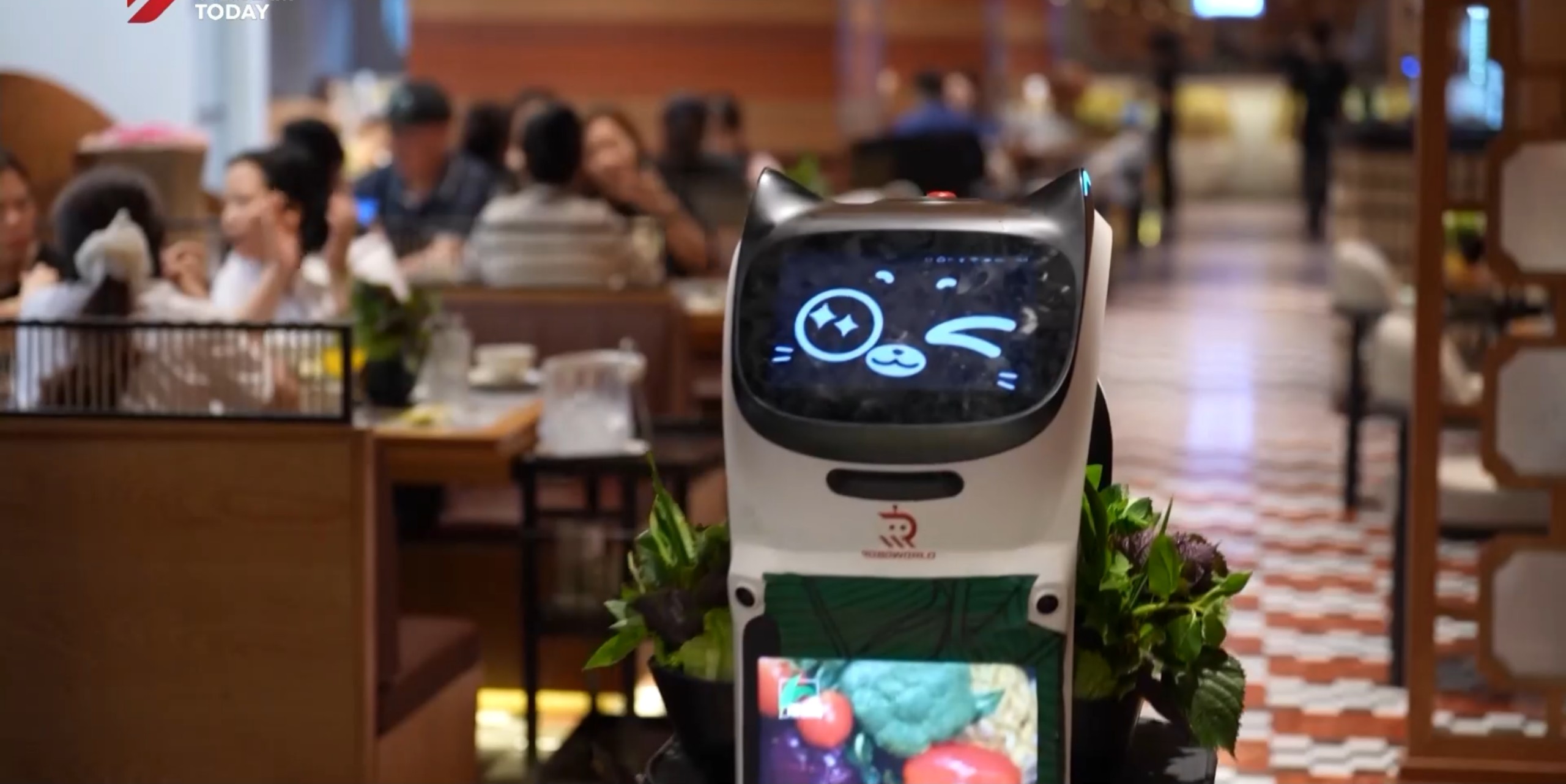 Robot đưa đồ ăn tạo điểm nhấn công nghệ tại nhà hàng chuỗi