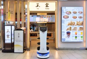 Robot đưa đồ ăn phục vụ khách tại nhà hàng