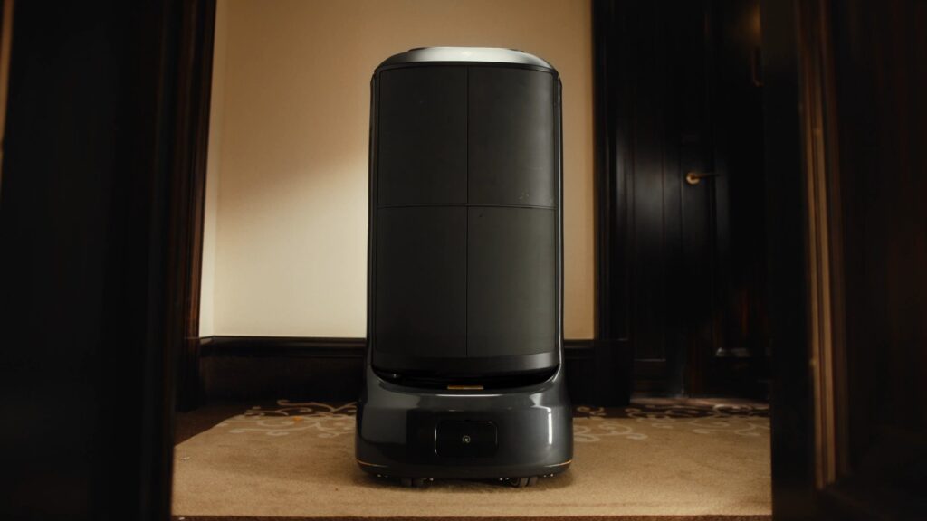 Robot dẫn đường và giao hàng FlashBot Max dừng chờ trước cửa phòng