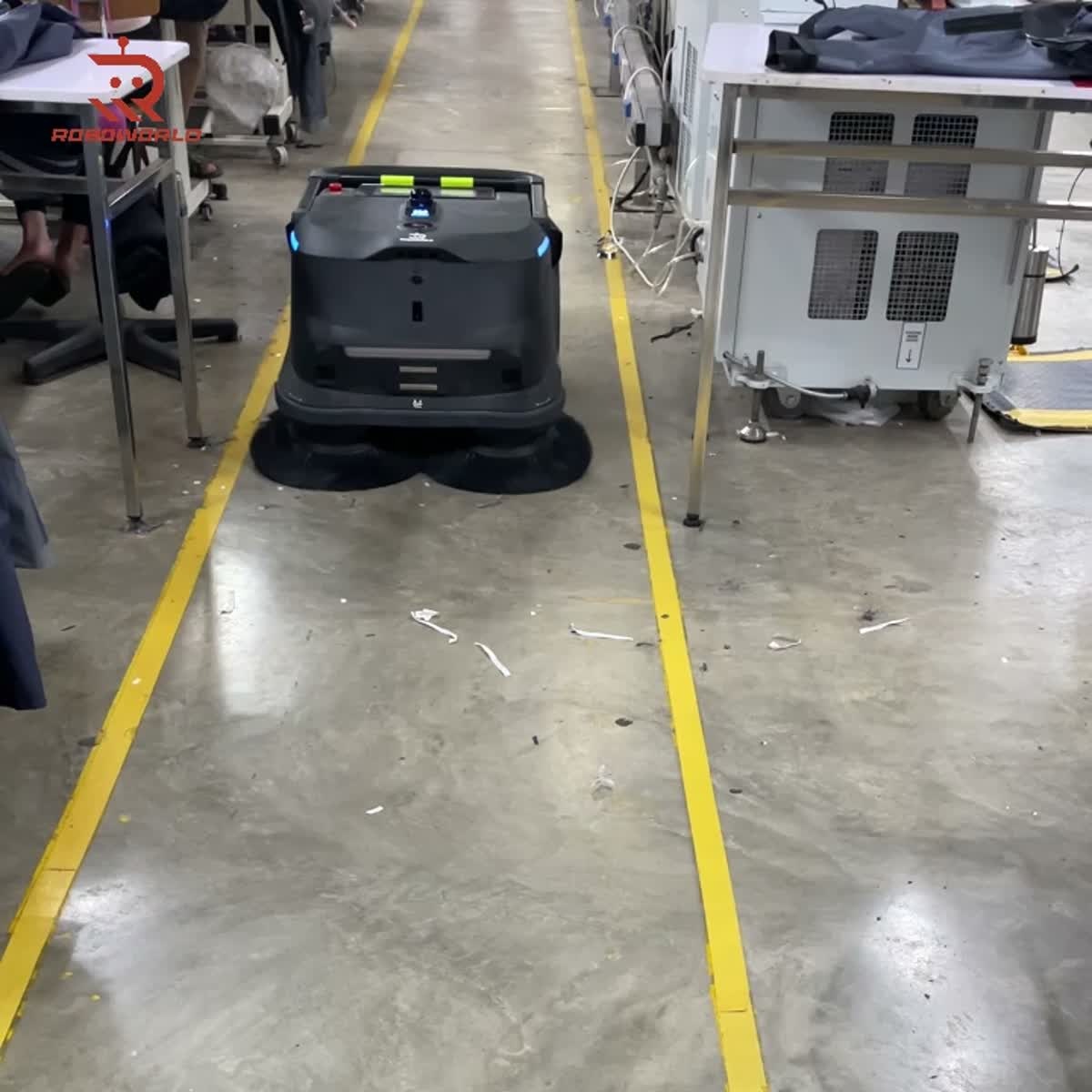 Robot MT1 làm sạch hành lang nhà xưởng theo lối đi kẻ vạch