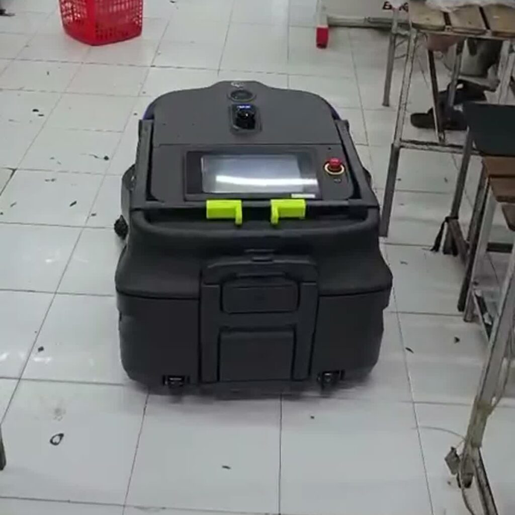 Robot MT1 quét dọn sàn nhà xưởng may trong ca sản xuất