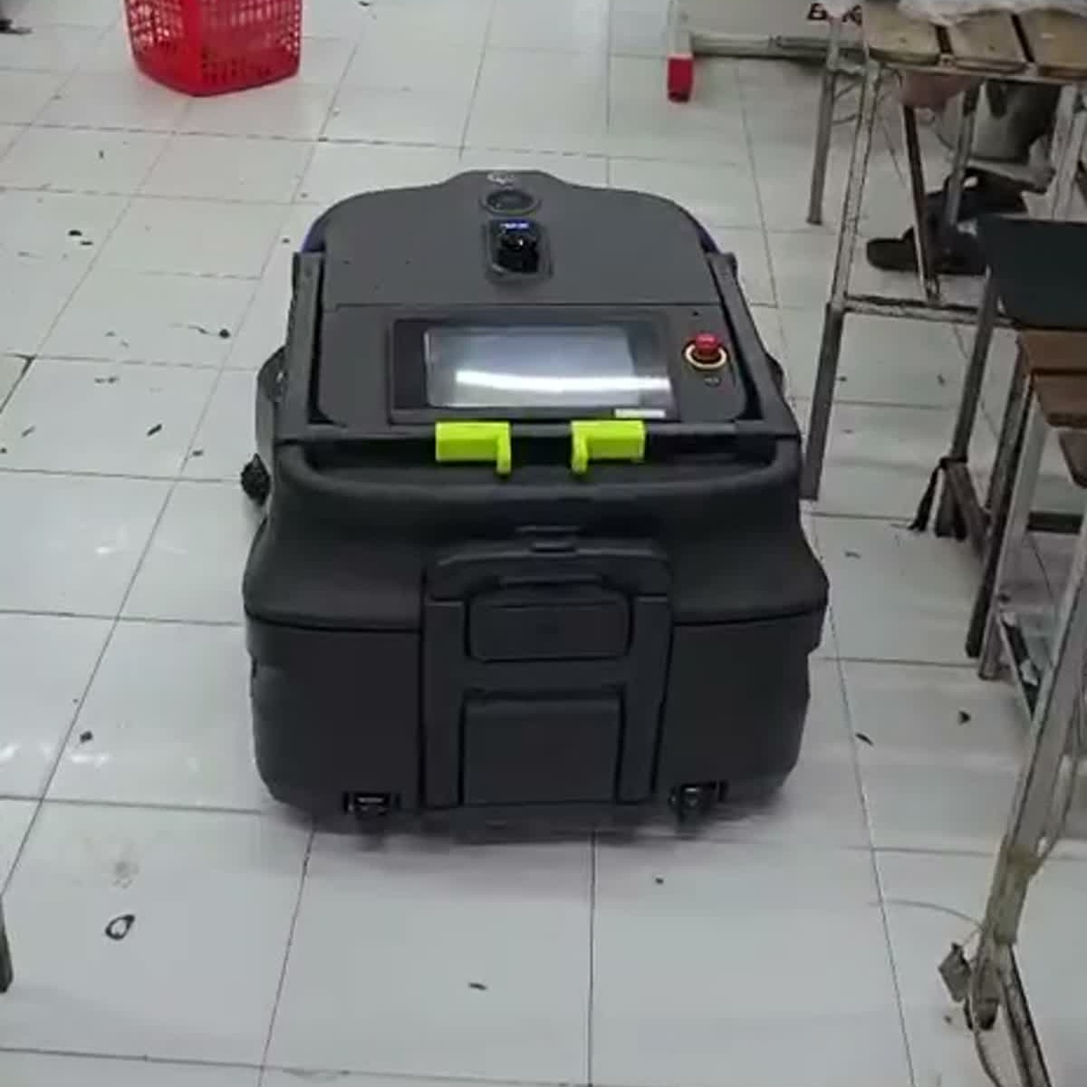 Robot MT1 quét dọn sàn nhà xưởng may trong ca sản xuất