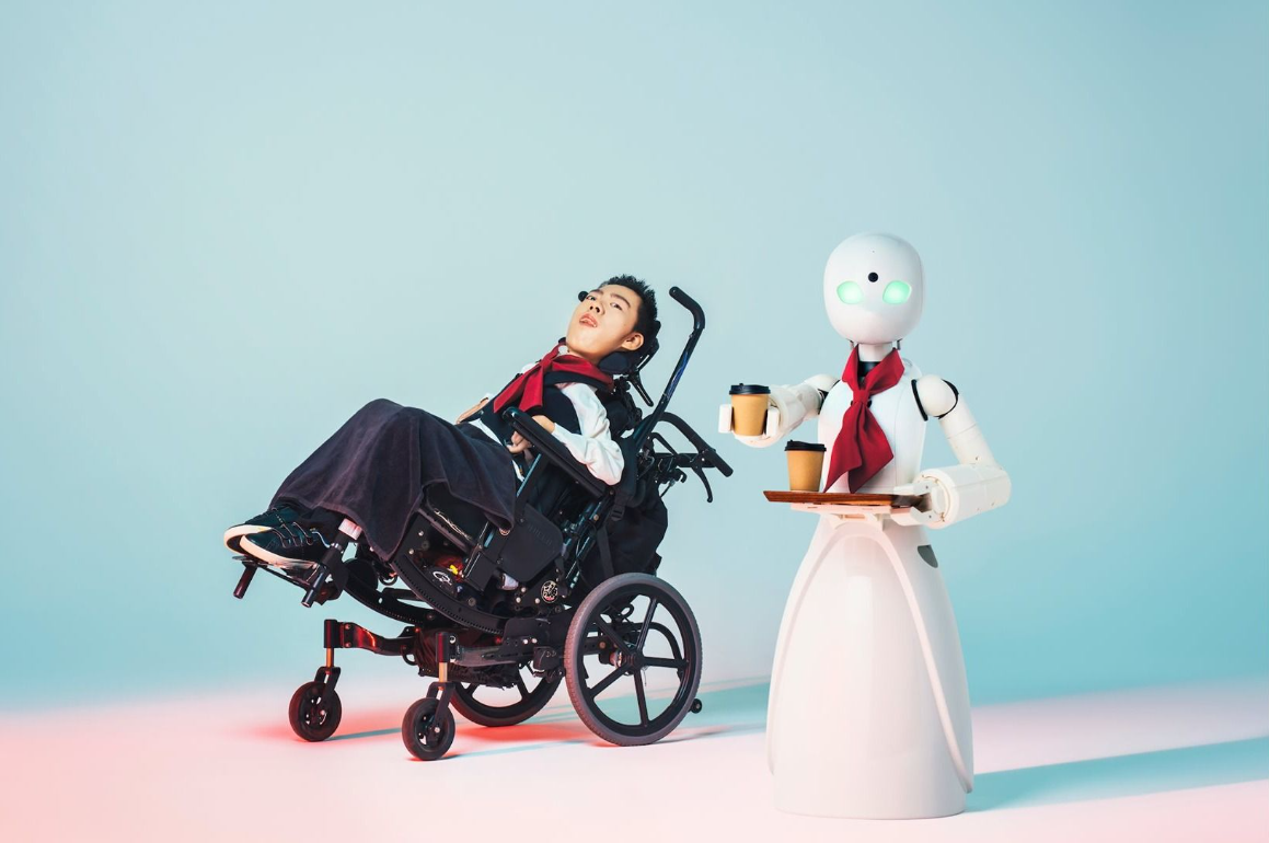 người khuyết tật và robot phục vụ điều khiển từ xa bưng cà phê