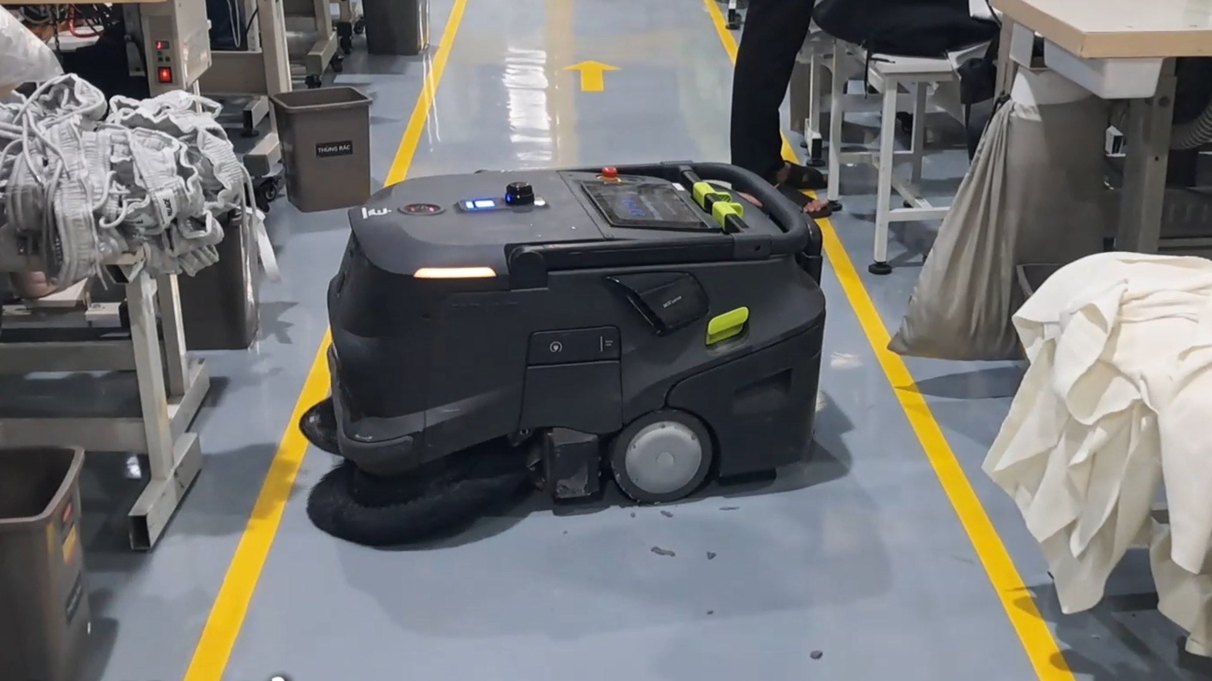 Robot vệ sinh công nghiệp quét sàn khu vực chuyền may