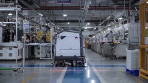 Robot vệ sinh nhà xưởng làm sạch lối đi giữa dây chuyền sản xuất tự động