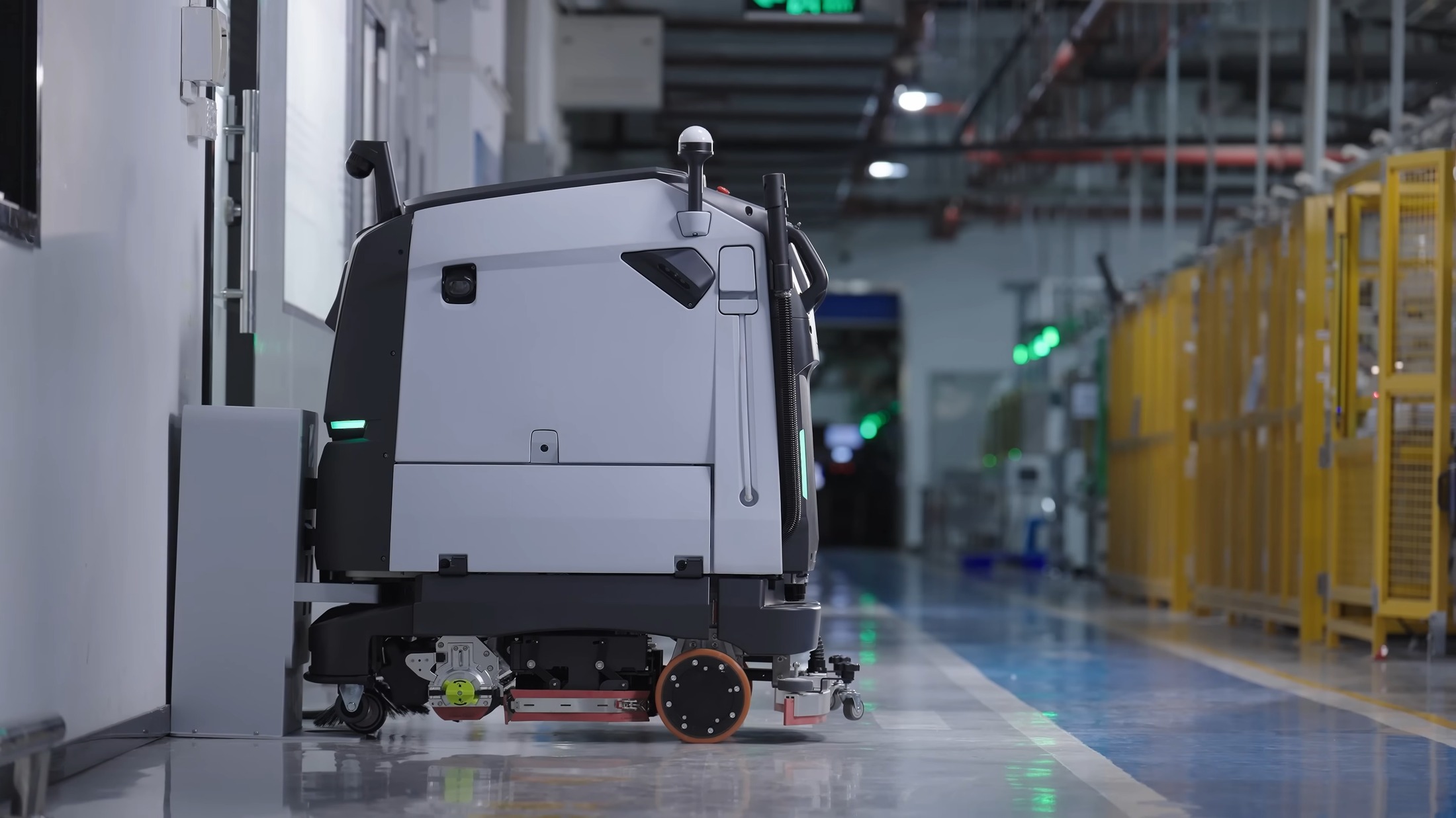 Robot chà sàn công nghiệp vận hành trên lối đi nội bộ trong nhà xưởng