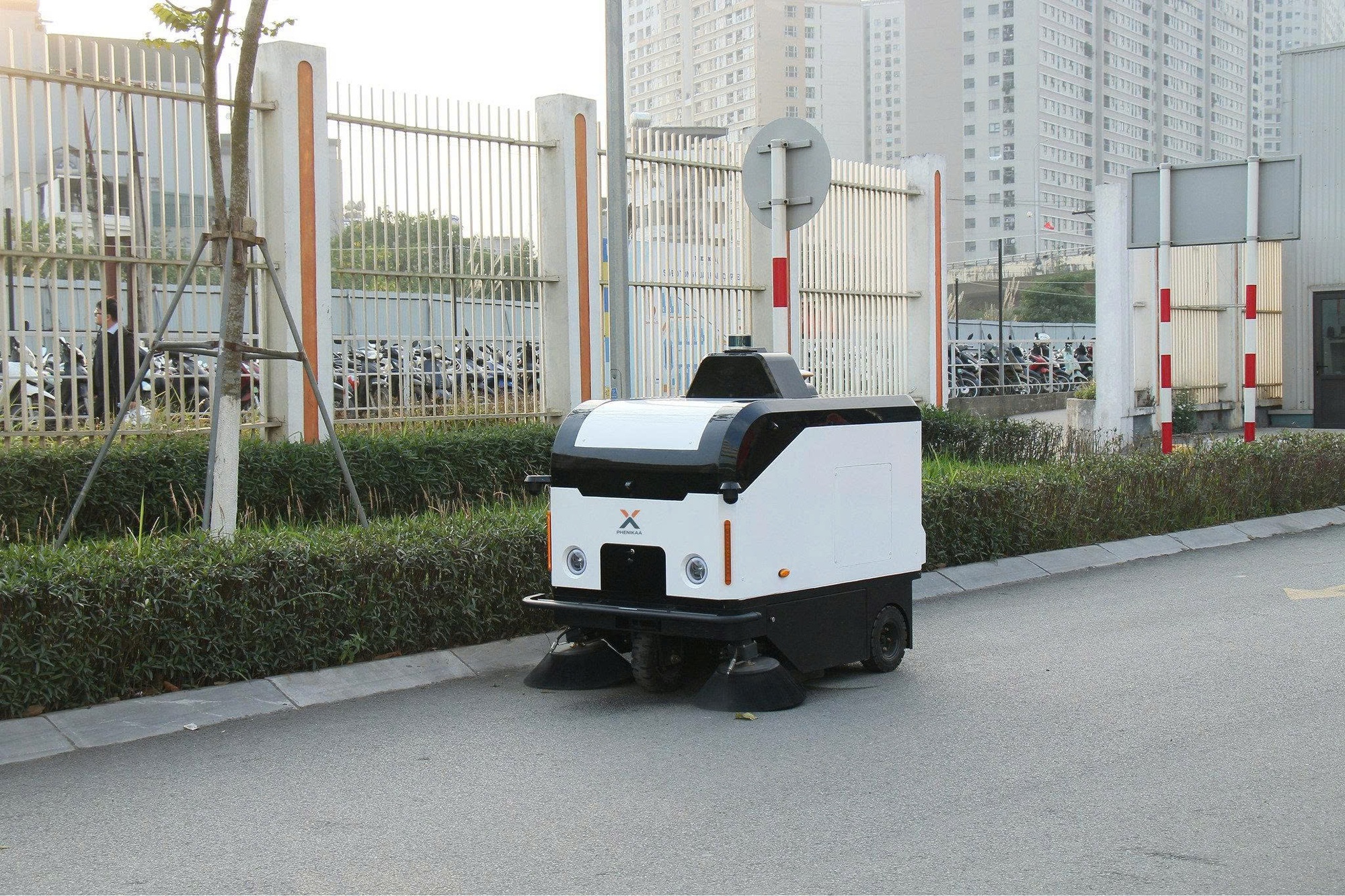 Robot dọn vệ sinh tự hành thử nghiệm xe tự hành trên đường nội khu Hòa Lạc