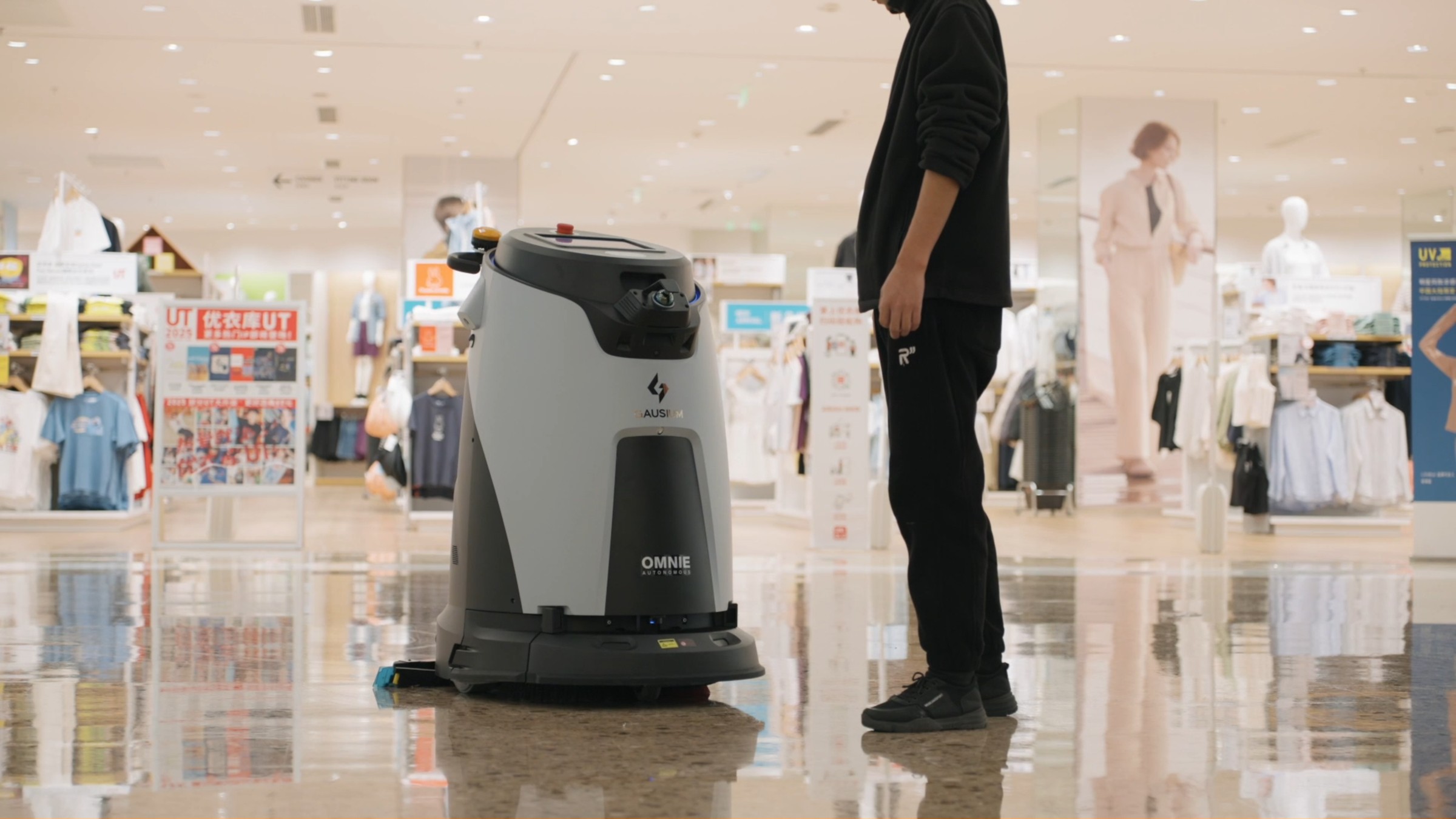 Robot vệ sinh công nghiệp làm sạch sàn tại trung tâm thương mại