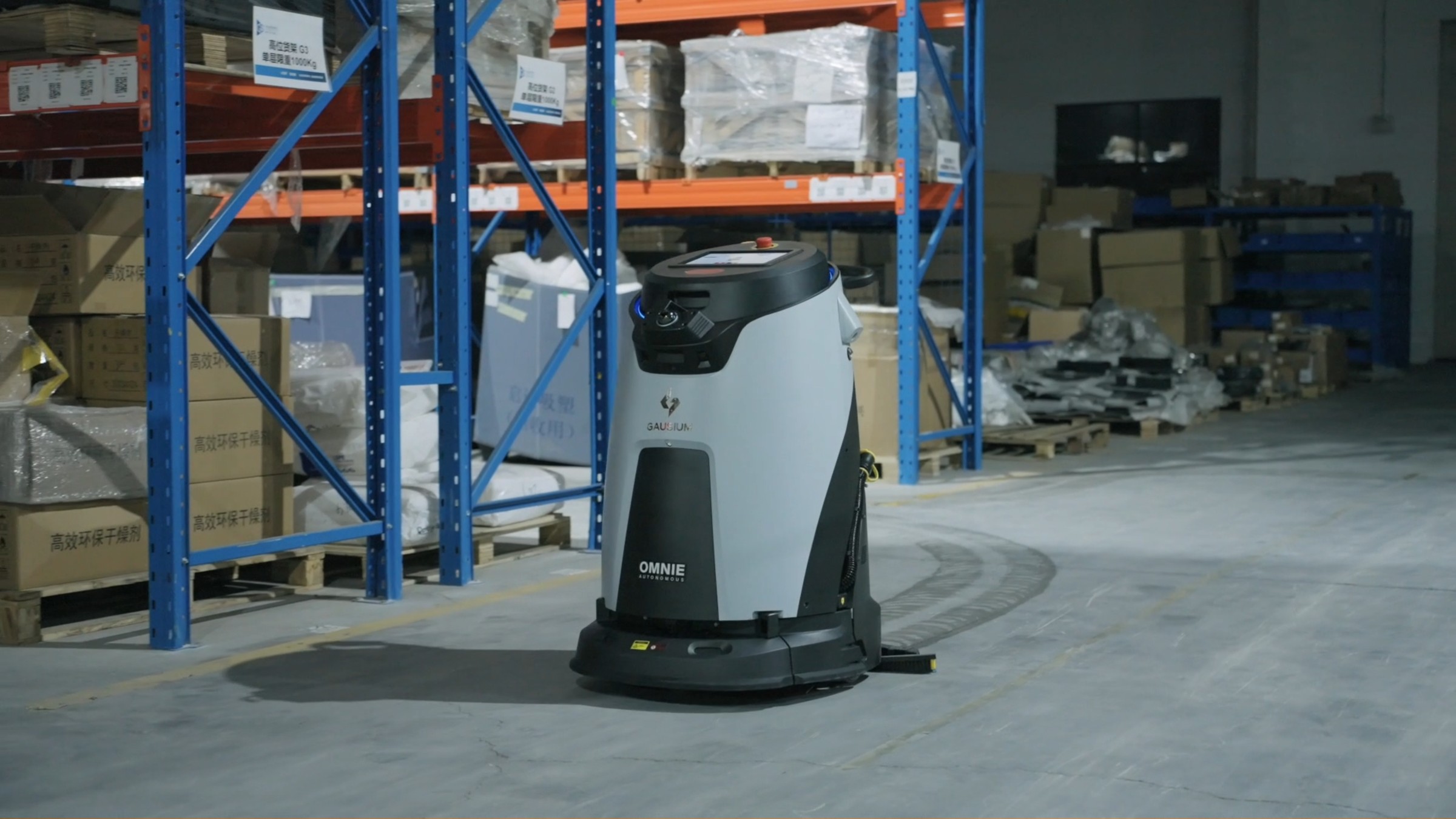 Robot vệ sinh làm sạch lối đi trong khu kho hàng phía sau điểm bán
