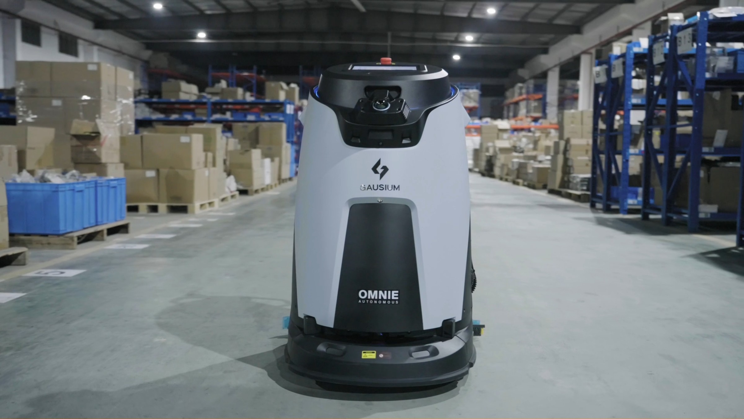 Robot vệ sinh công nghiệp Omnie vận hành trong khu kho hàng
