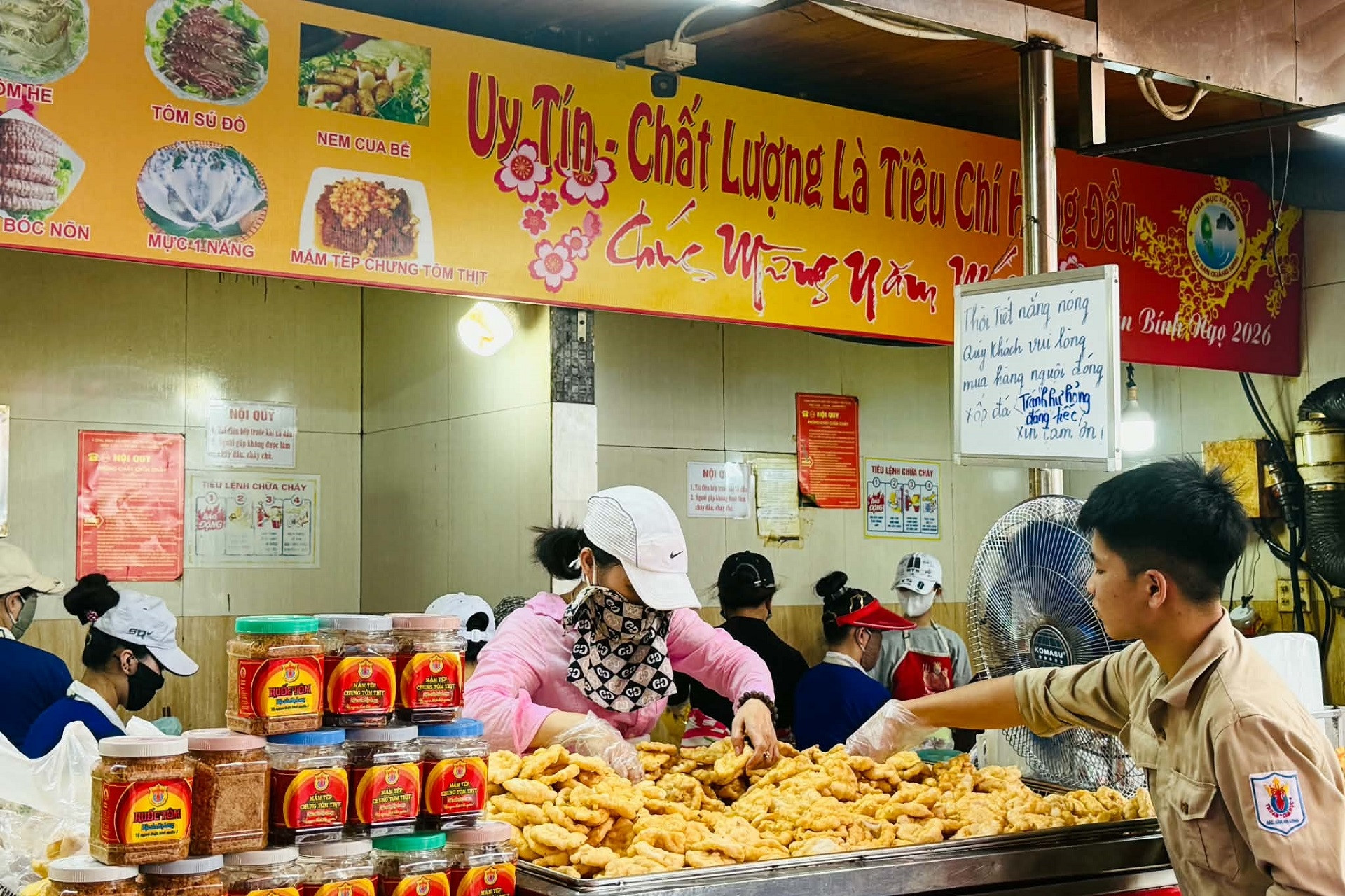 Tiểu thương bán hàng tại chợ tự làm tờ khai nhờ Chatbot AI kê khai thuế