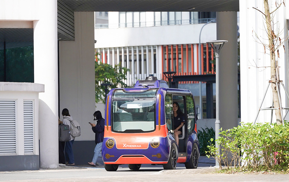 Xe buýt tự hành đón sinh viên trong khuôn viên Đại học Quốc gia Hà Nội