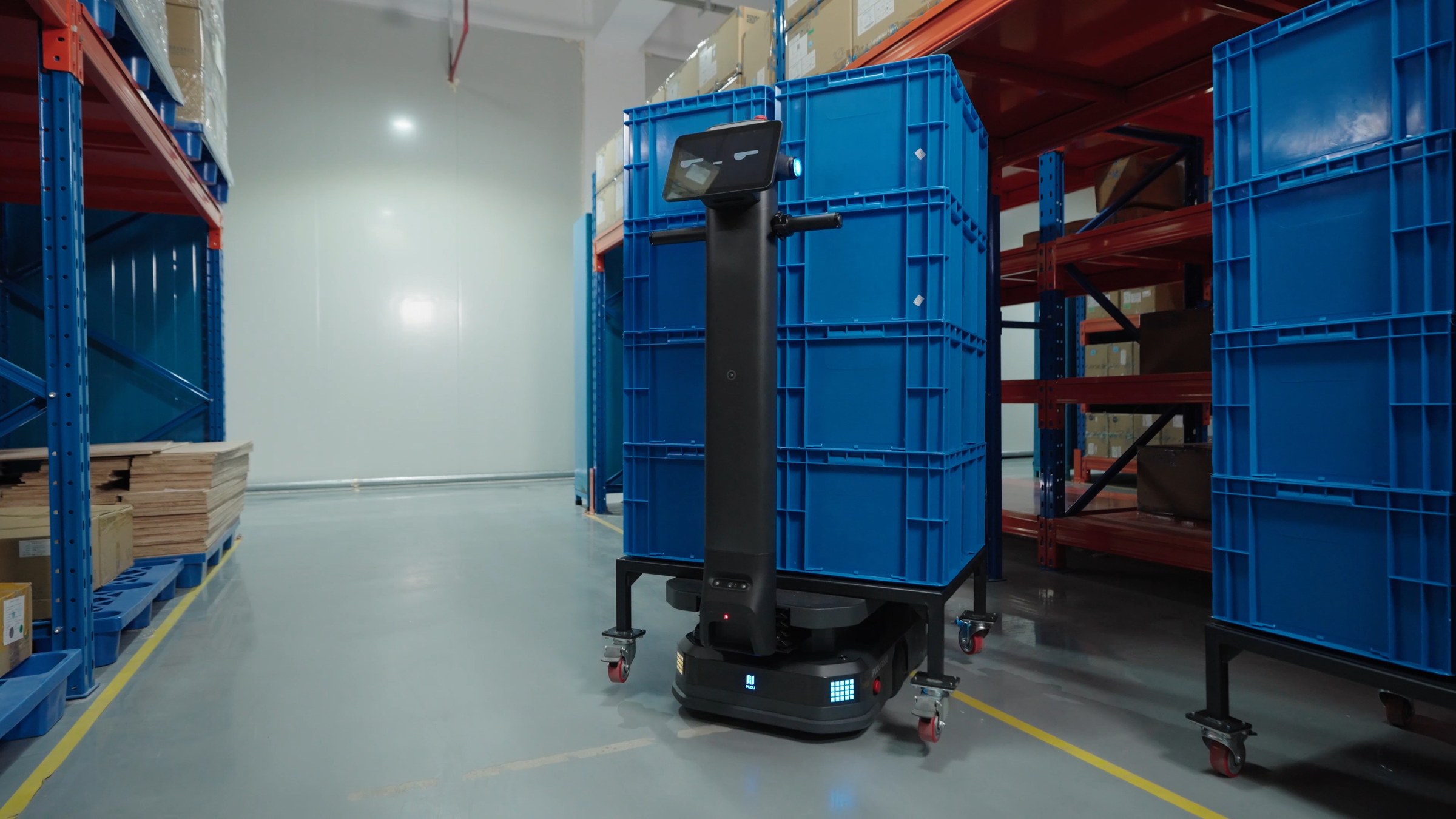 AMR robot chở thùng hàng dọc lối đi trong kho