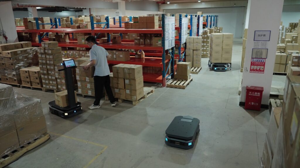 AMR robot vận chuyển hàng trong kho thành phẩm nhiều kiện carton