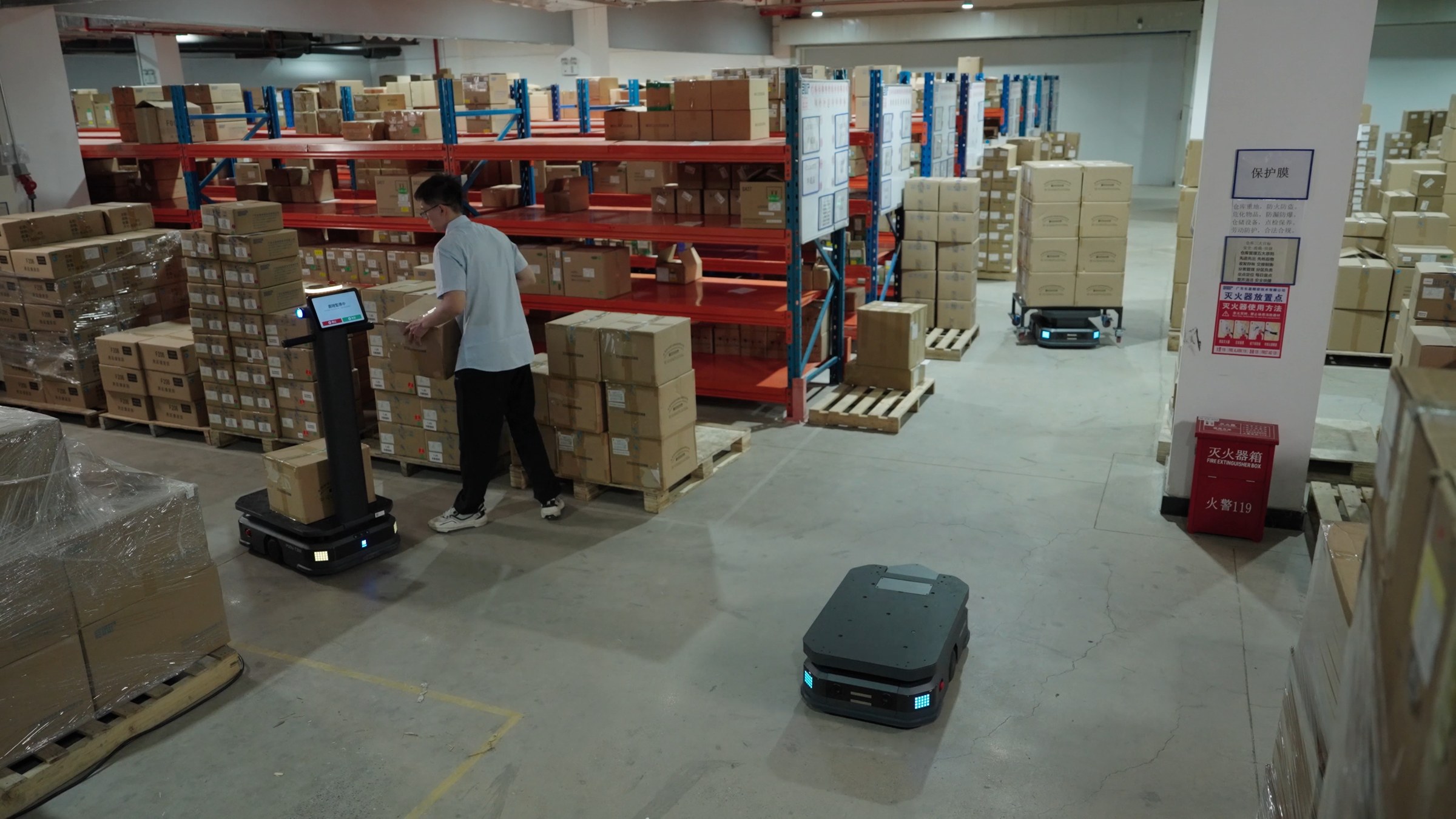 AMR robot vận chuyển hàng trong kho thành phẩm nhiều kiện carton