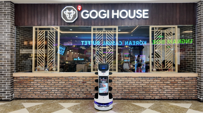Pudu BellaBot Pro phục vụ tại Gogi House