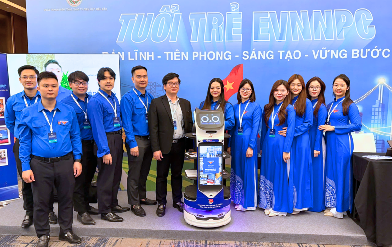 Pudu BellaBot Pro phục vụ tại sự kiện của Tổng Công ty Điện lực Miền Bắc