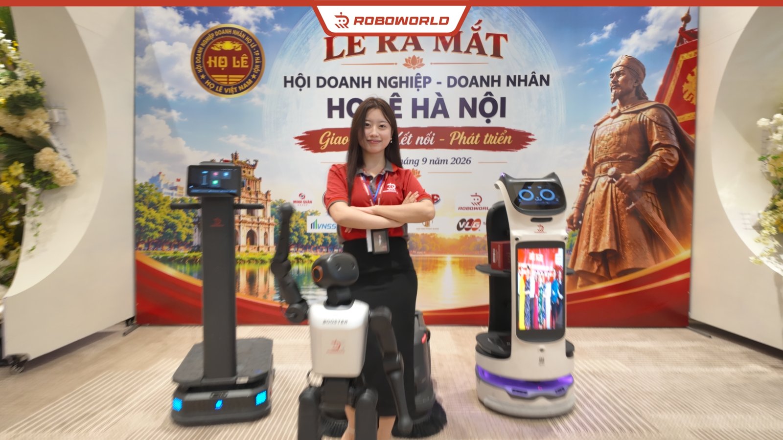 Đội hình robot Roboworld gồm robot vệ sinh MT1, Booster K1 và BellaBot Pro tại Gala