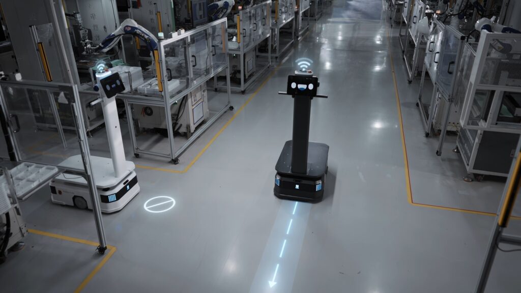 Đội robot tự hành trong kho hàng và nhà máy vận hành cùng lúc trên nhiều tuyến