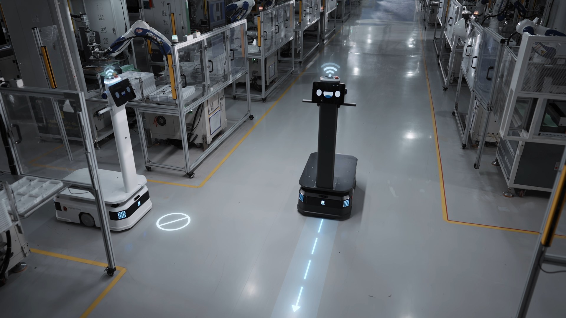 Đội robot tự hành trong kho hàng và nhà máy vận hành cùng lúc trên nhiều tuyến