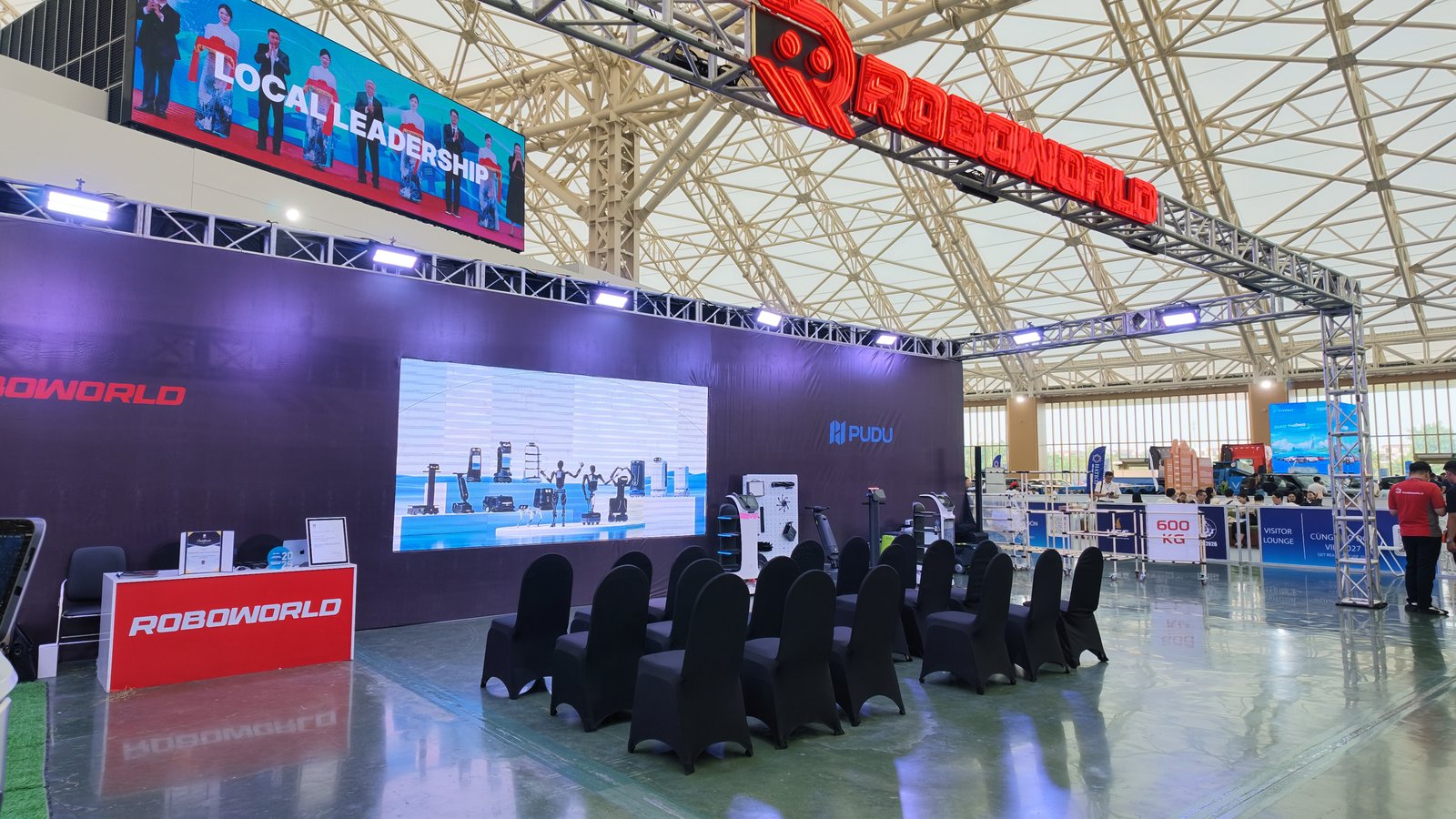 Toàn cảnh gian hàng Roboworld rộng 90 m² tại VIIF 2026, Trung tâm Triển lãm Việt Nam
