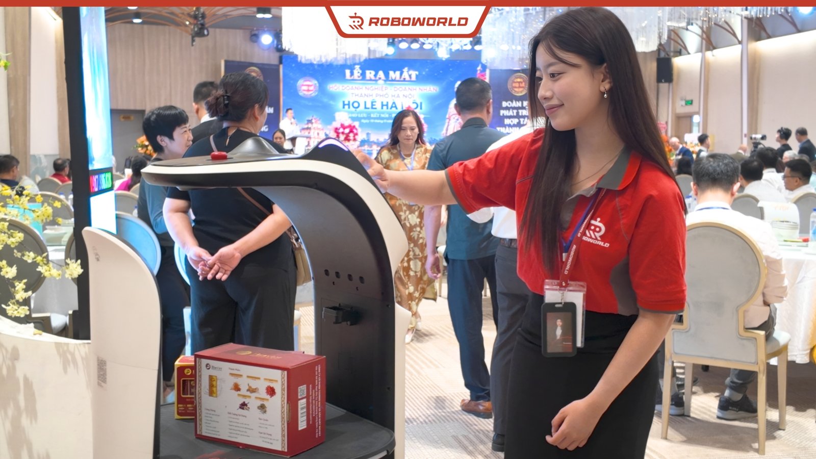 Nhân viên Roboworld giới thiệu robot phục vụ cho khách mời tại Gala họ Lê Hà Nội
