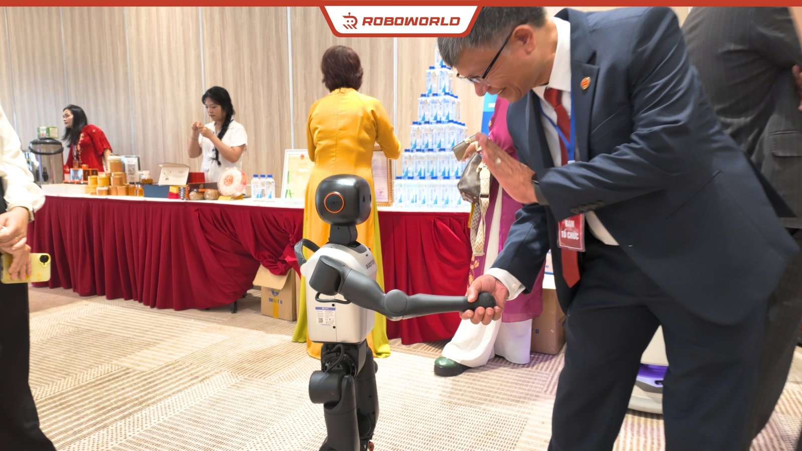 Robot Booster K1 bắt tay giao lưu cùng khách mời tại Gala họ Lê Hà Nội