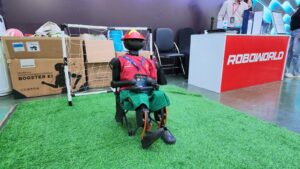 Robot hình người Booster K1 đội nón lá đỏ sao vàng tại gian hàng Roboworld