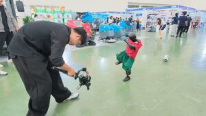 Robot Booster K1 sút bóng biểu diễn tại gian hàng Roboworld VIIF 2026