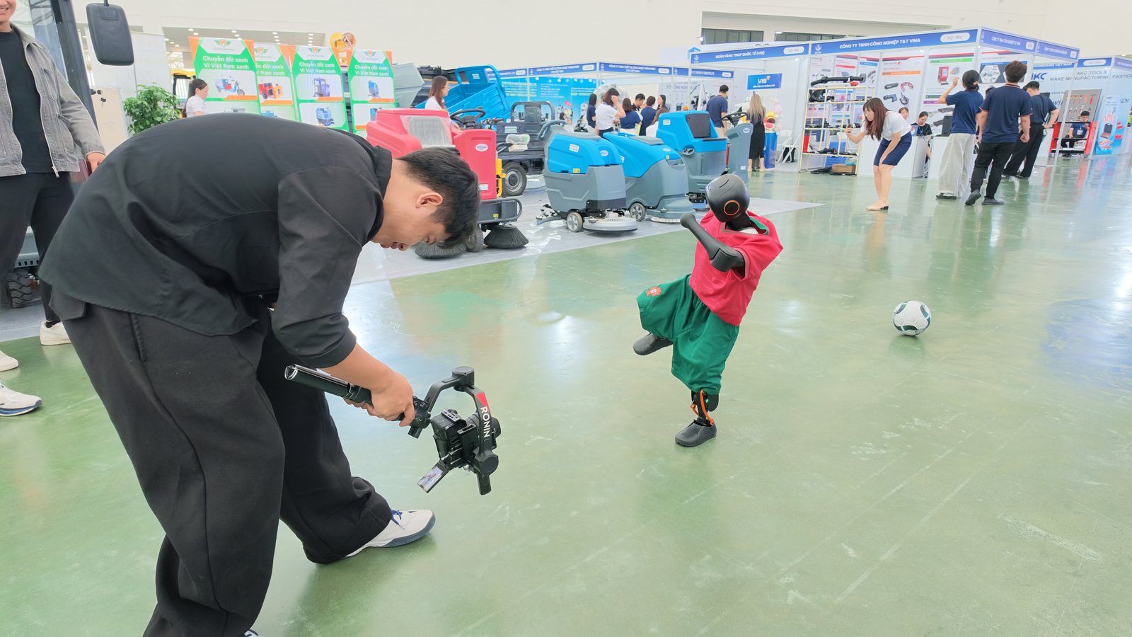 Robot Booster K1 sút bóng biểu diễn tại gian hàng Roboworld VIIF 2026