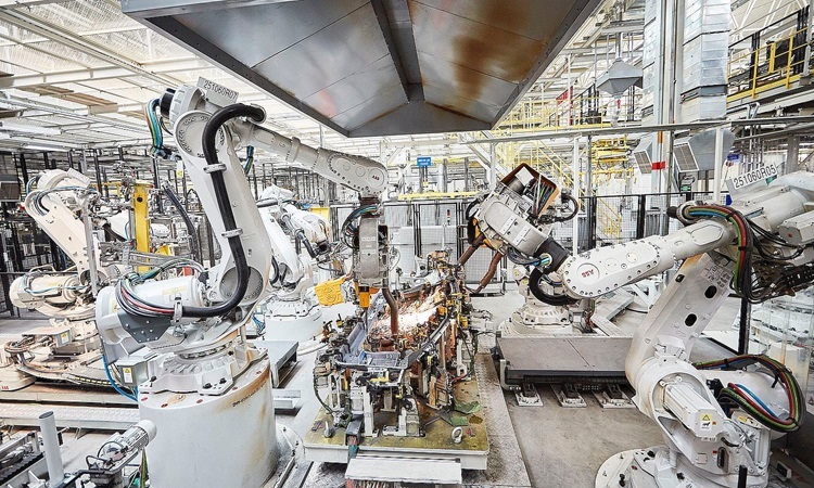 Robot công nghiệp hàn linh kiện ôtô trên dây chuyền nhà máy