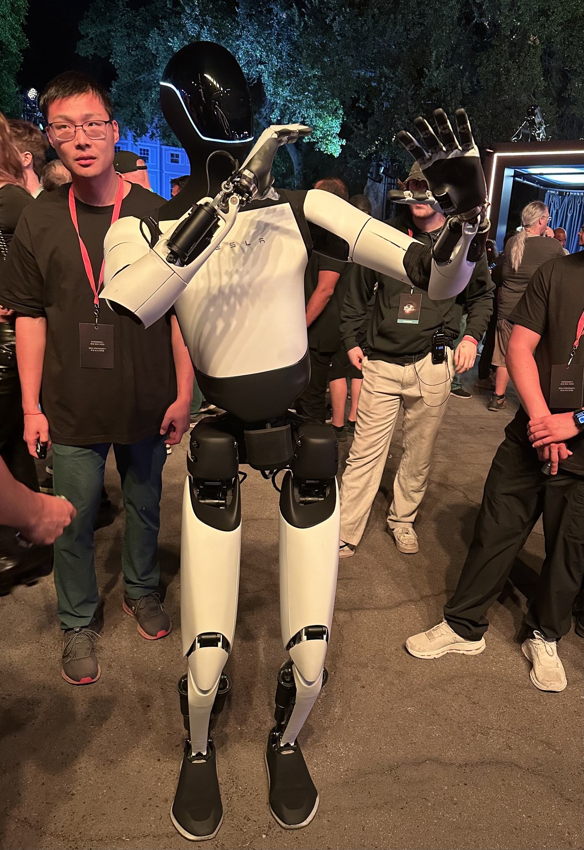 Robot hình người tương tác với người xem tại sự kiện công nghệ