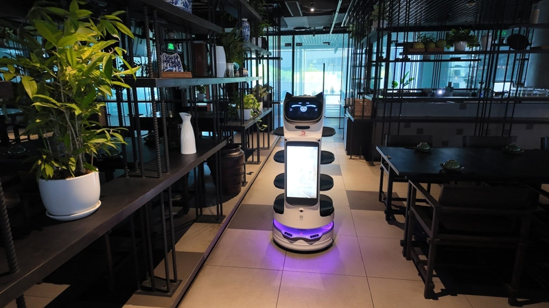 Pudu BellaBot Pro phục vụ tại nhà hàng Lách ca Lách cách