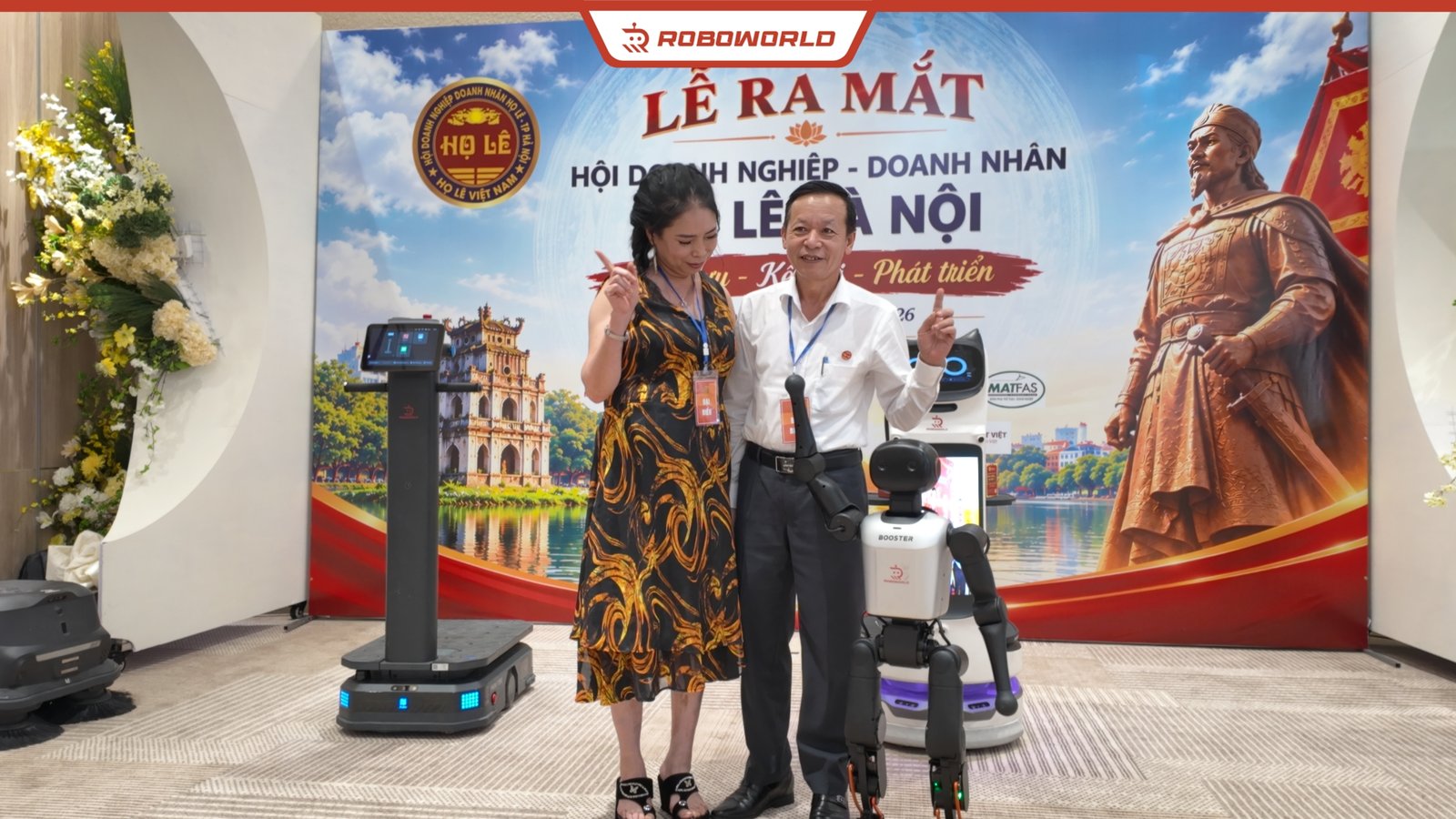 Khách mời chụp ảnh cùng robot Roboworld tại Gala Hội Doanh nghiệp - Doanh nhân họ Lê Hà Nội