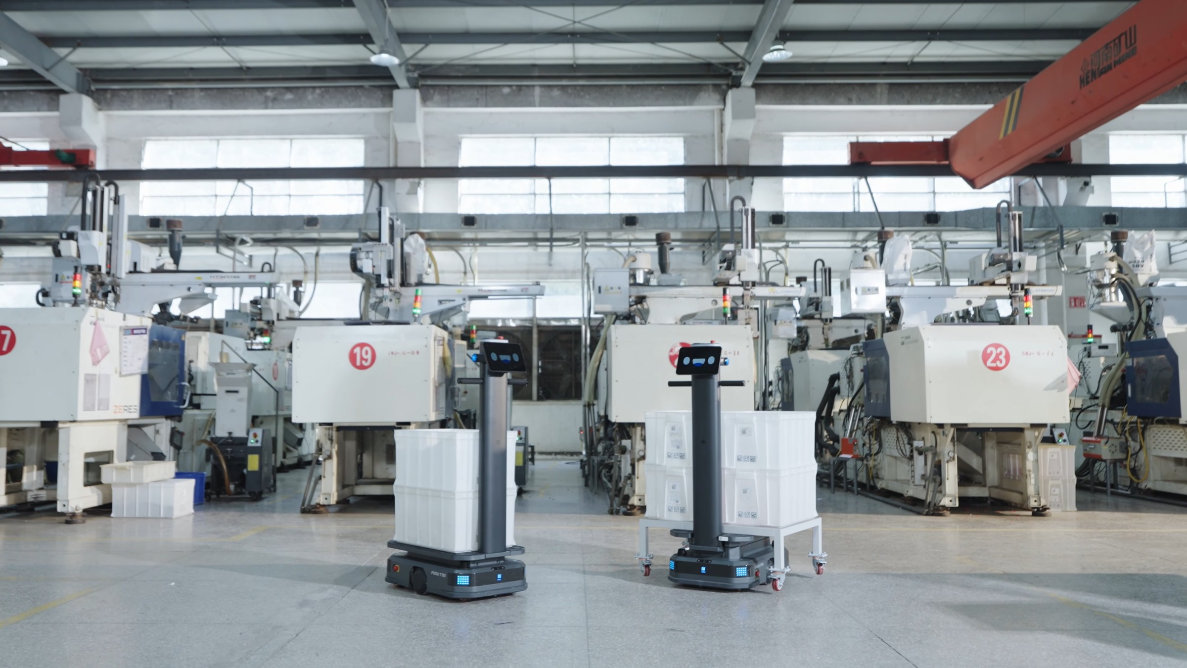 Robot T150 vận chuyển hàng trong xưởng sản xuất