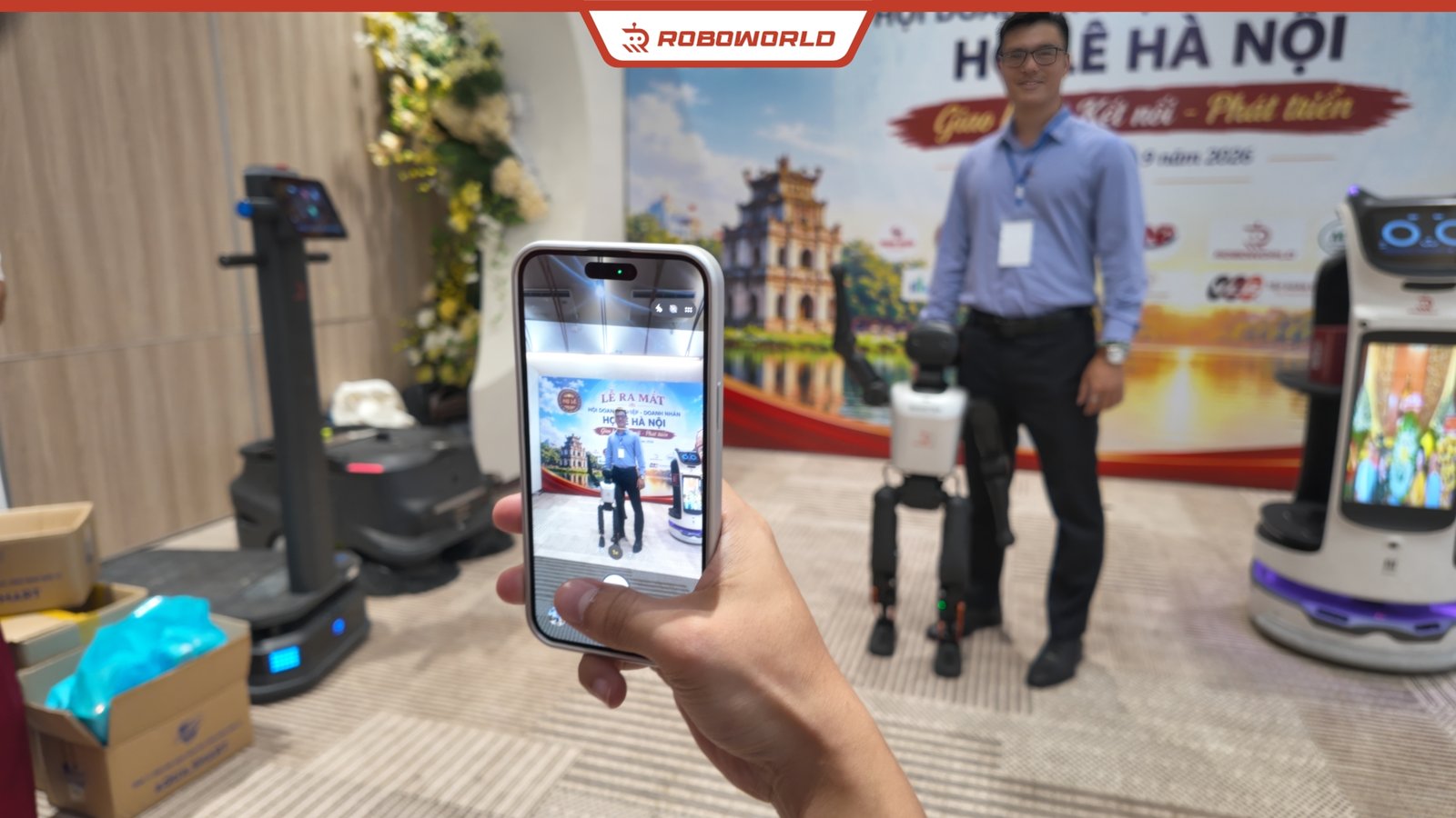 Robot vận chuyển PUDU T300 và robot vệ sinh PUDU MT1 của Roboworld tại sự kiện