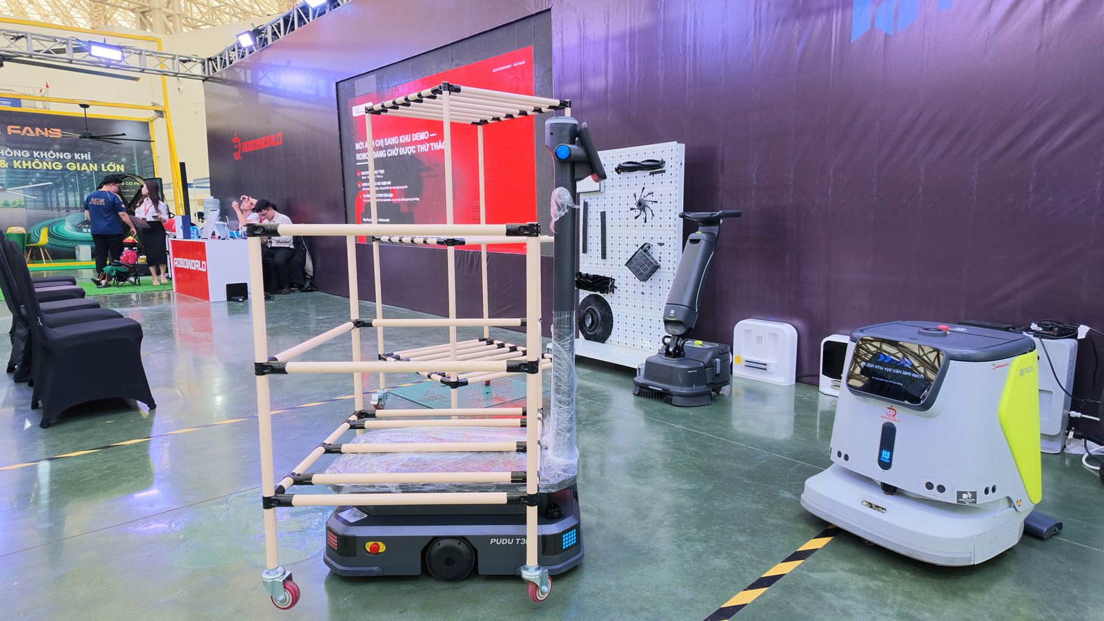 Robot vận chuyển và robot vệ sinh công nghiệp trưng bày tại gian hàng Roboworld