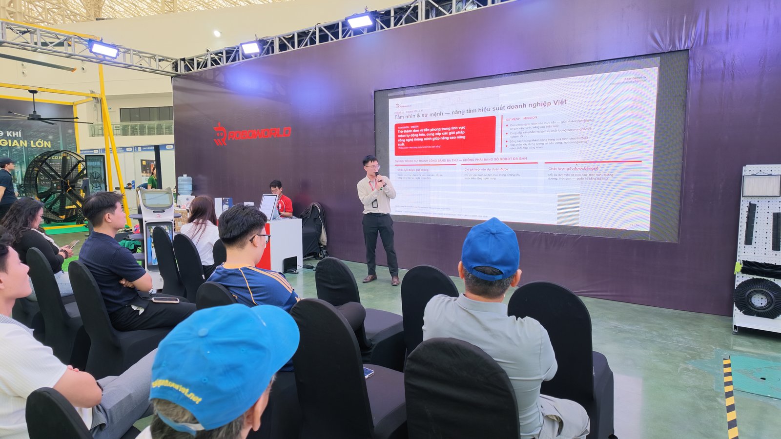 Seminar Robotics for Business của Roboworld dành cho chủ doanh nghiệp tại VIIF 2026