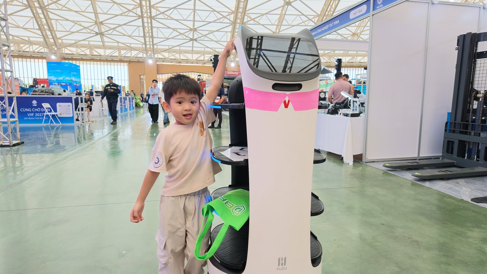 Em nhỏ thích thú trải nghiệm robot phục vụ BellaBot giao diện mèo máy tại gian hàng Roboworld
