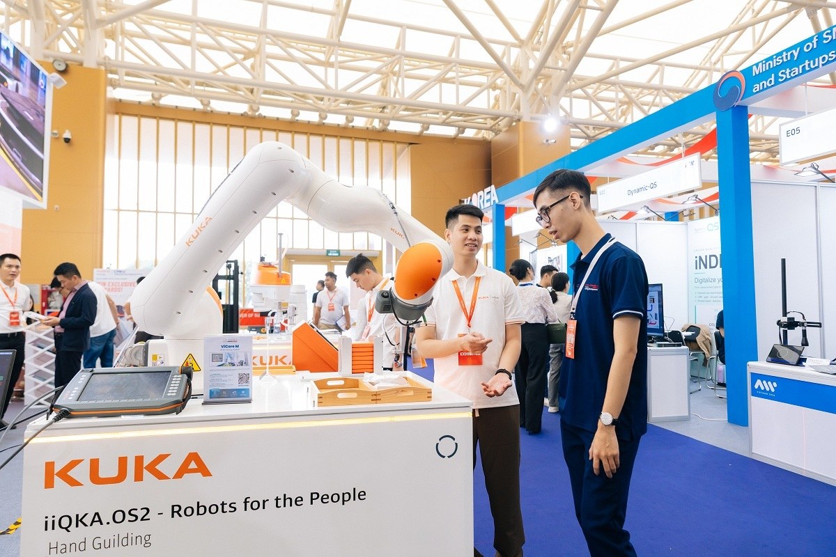 Cánh tay robot cộng tác thu hút khách tại triển lãm VITW 2026