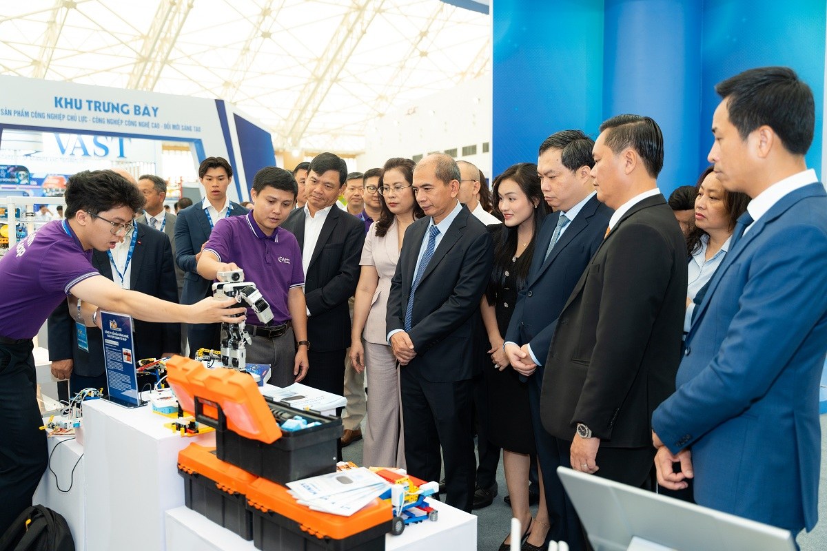 Khách mời tham quan khu trưng bày công nghệ tại VITW 2026