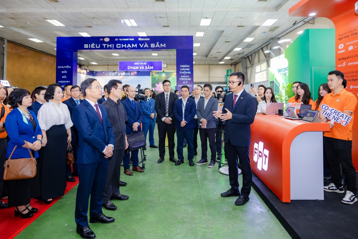 Khu trưng bày giải pháp chuyển đổi số và tự động hóa của ngành ngân hàng