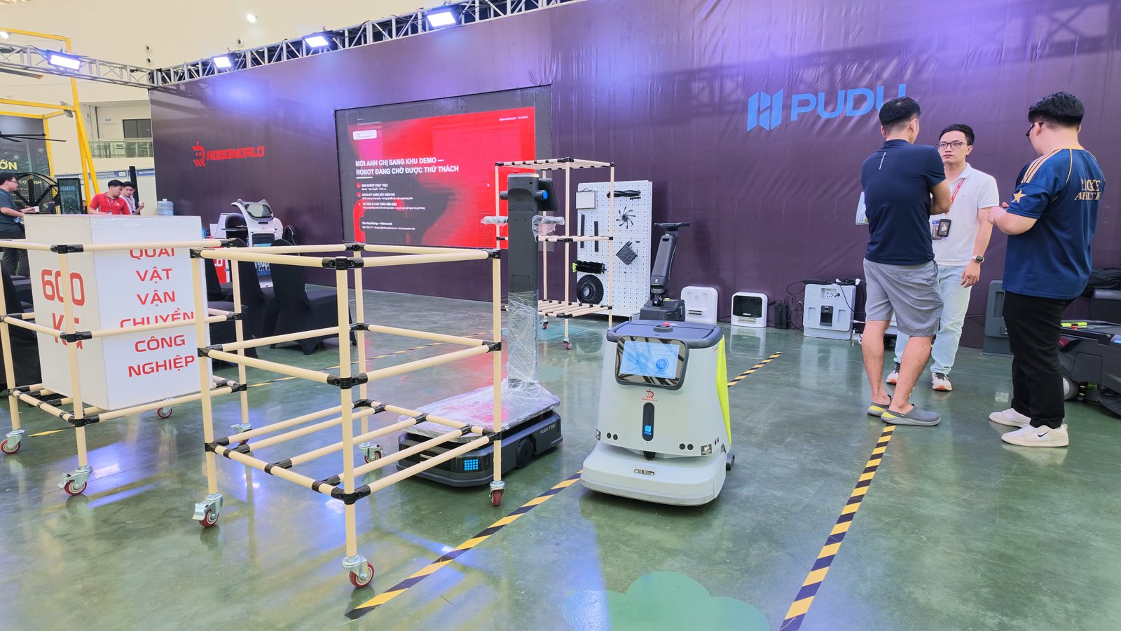 Khu trưng bày và demo robot vận chuyển, robot vệ sinh công nghiệp của Roboworld tại VIIF 2026